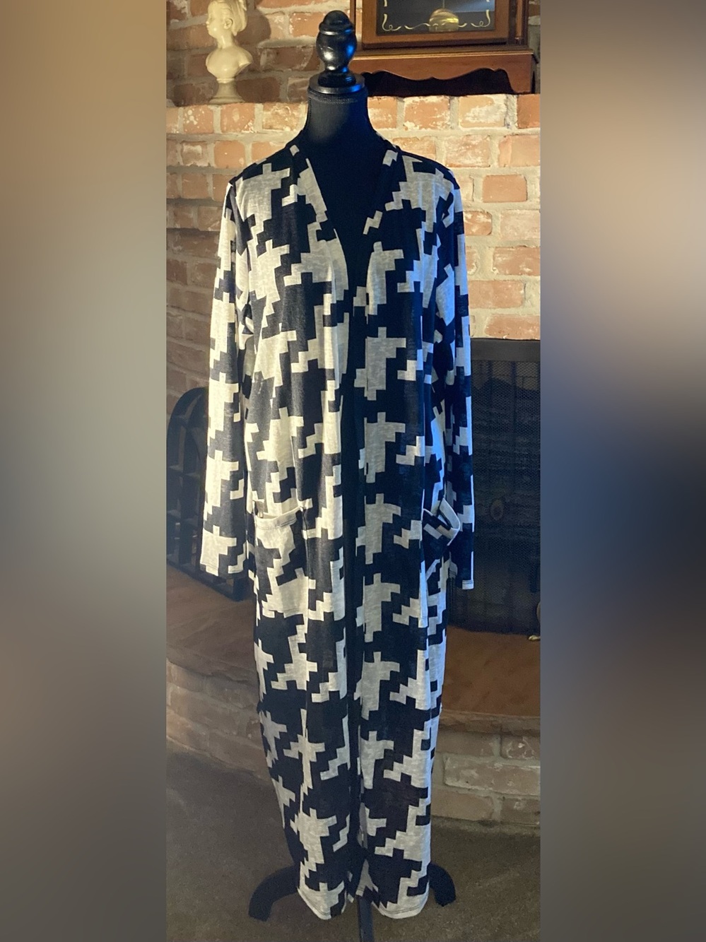 Giuliana Black and White Geometric Open Cardigan